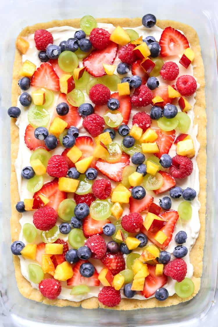 closeup shot of complete fruit pizza in a clear pyrex pan